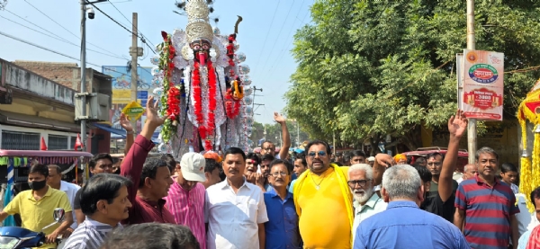 विसर्जन शोभायात्रा में शामिल श्रद्धालु