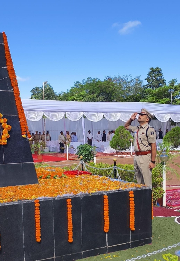 रक्षित केन्द्र रूद्री में स्मृति चिन्ह में बलिदानियों को सलामी देते हुए पुलिस अधीक्षक धमतरी सूरज सिंह परिहार।
