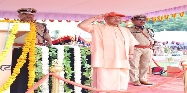 पुलिस लाइन में सलामी लेते मुखयमंत्री