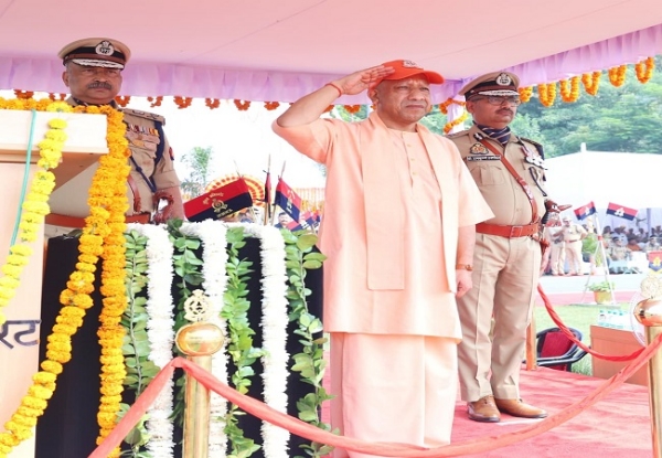 पुलिस लाइन में सलामी लेते मुखयमंत्री
