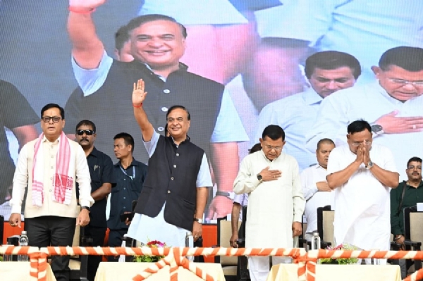 मुख्यमंत्री डॉ हिमंत बिस्व सरमा महिला उद्यमिता अभियान के अंतर्गत लाभार्थियों को चेक वितरित करते हुए।