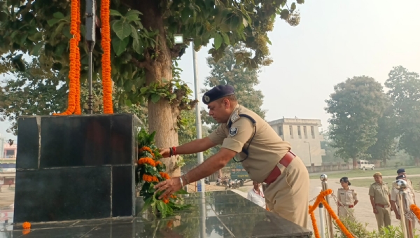 डी आईजी डॉ सत्यप्रकाश शहीद स्मारक पर पुष्प अर्पित करते