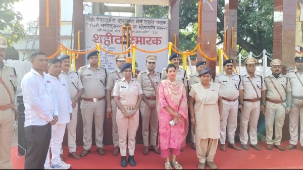 संस्मरण दिवस के आयोजन में शामिल पुलिस अधिकारी गण