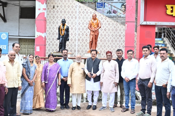रायपुर में स्वतंत्रता सेनानी ठाकुर प्यारेलाल सिंह का पुण्यतिथि पर पुष्पांजलि अर्पित की गई
