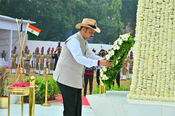 फोटो: मुंबई में देश के शहीद पुलिस जवानों को श्रद्धांजलि अर्पित करते हुए मुख्यमंत्री देवेंद्र फडणवीस
