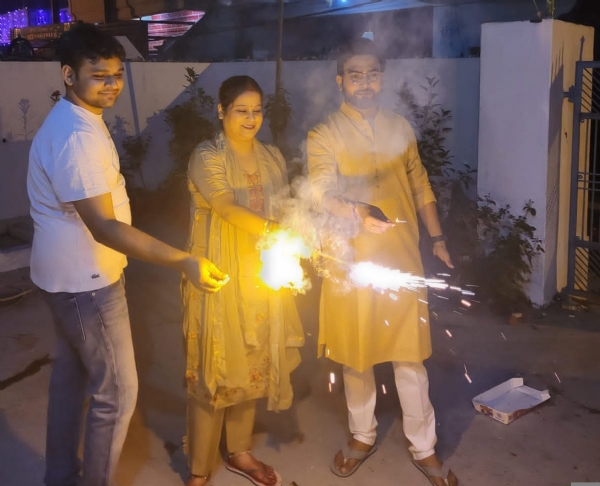 पटाखे छुड़ाकर दीपावली की खुशी मनाते हुए