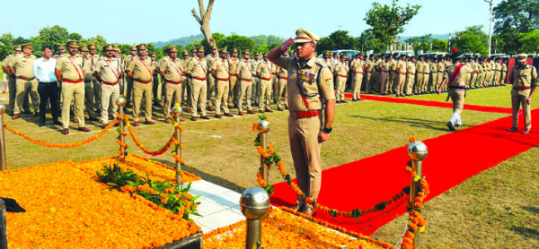 श्रद्धांजलि अर्पित करते हुए