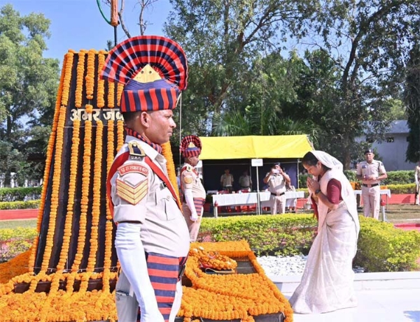 मंत्री लक्ष्मी राजवाड़े ने शहीद जवानों को श्रद्धांजलि अर्पित करते हुए