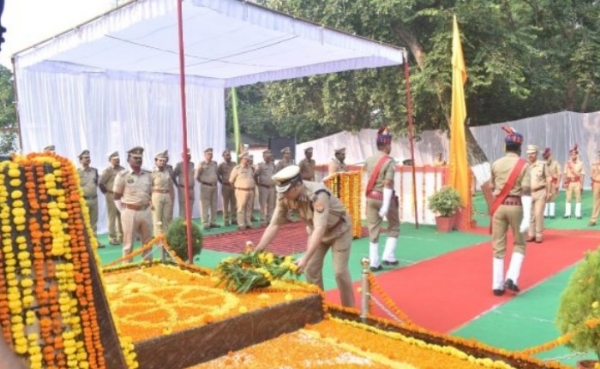 शहीदों को श्रद्धांजलि अर्पित करते अधिकारी