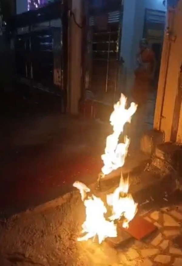 दीपावली पर्व:शहर में दो दर्जन स्थानों पर लगी आग: रातभर सड़कों पर दौड़ती रही दमकलें