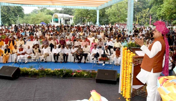 भोपाल के रवीन्द्र भवन में आयोजित गोवर्धन पूजा के राज्य स्तरीय कार्यक्रम
