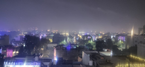 मुरादाबाद में सोमवार रात्रि दीपावली पर एमडीए में पटाखे और आतिशबाजी से छाई धुंध।