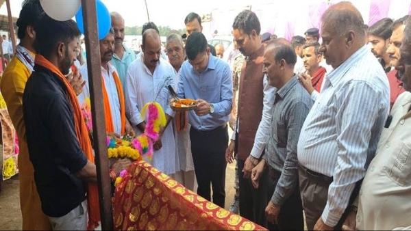 जिला पंचायत अध्यक्ष और कलेक्टर द्वारा की गई गोवर्धन तथा गाय की पूजा-अर्चना
