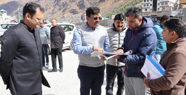 बदरीनाथ धाम में मास्टर प्लान के कार्यों के बारे में जानकारी लेते हुए मुख्य सचिव।