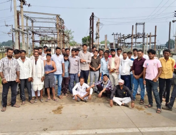 नाराज किसानों ने विद्युत ग्रिड का किया घेराव