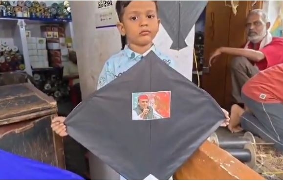 पतंग दुकानदार के यहां अखिलेश यादव की पतंग खरीदता बच्चा