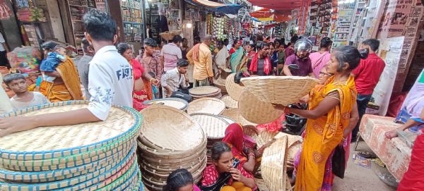 बाजारो में खरीददारी करते लोग