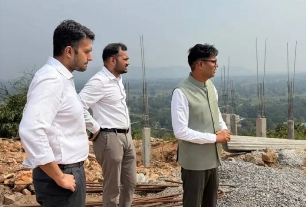 वित्त मंत्री ओपी चौधरी गजमार पहाड़ी का निरीक्षण करते हुए