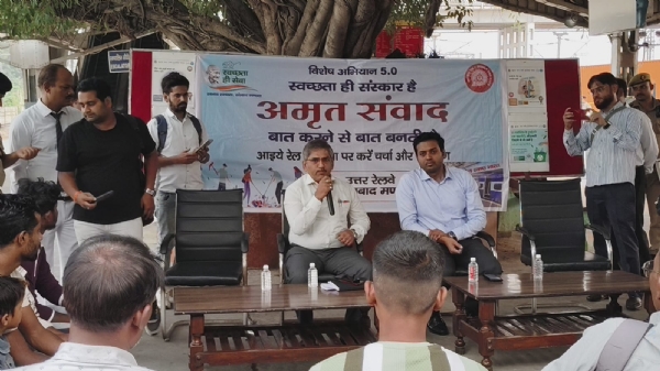 अमृत संवाद के द्वारा रेल यात्रियों से की चर्चा करते मंडल रेल प्रबंधक संग्रह मौर्य ।