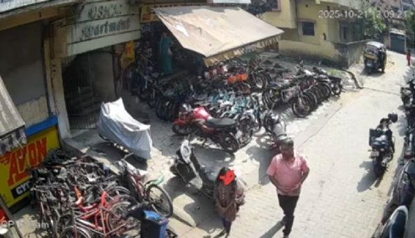 आरोपी के साथ जाती बच्ची और, हंगामा करते लोग,पिटाई के बाद थाना में आरोपी