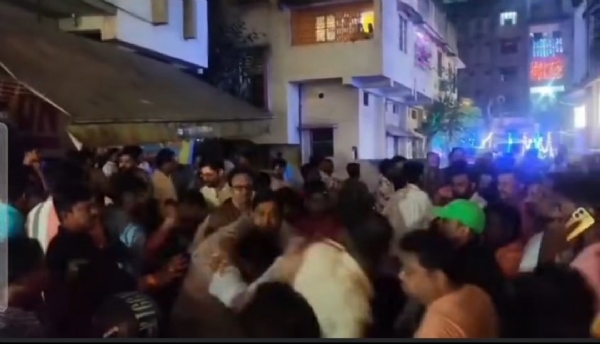 आरोपी के साथ जाती बच्ची और, हंगामा करते लोग,पिटाई के बाद थाना में आरोपी