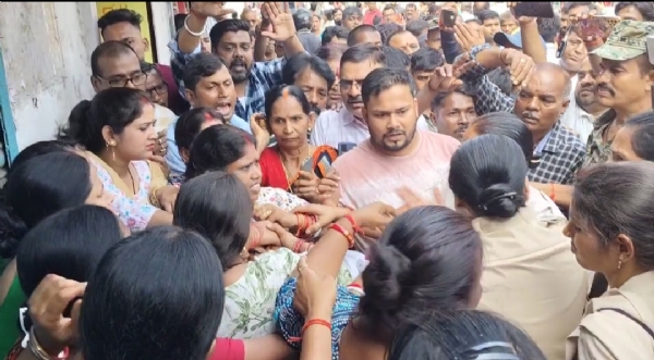 हंगमा करती महिलाएं एवं अन्य दुकानदार