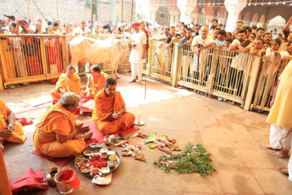 गोविंद देवजी मंदिर में हुआ गोवर्धन पूजन, अन्नकूट प्रसादी लेने उमड़े श्रद्धालु