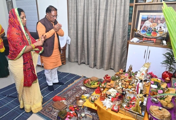 मुख्यमंत्री विष्णु देव साय बगिया जशपुर में सपरिवार गोवर्धन पूजा करते