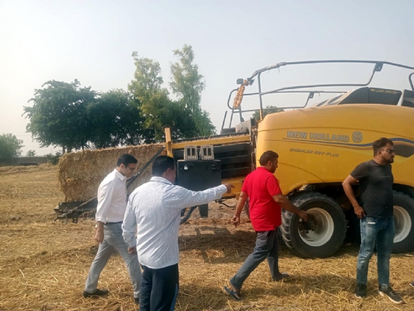 टोहाना। किसान हरविन्द्र सिंह के खेत में पराली प्रबंधन का निरीक्षण करते एसडीएम।