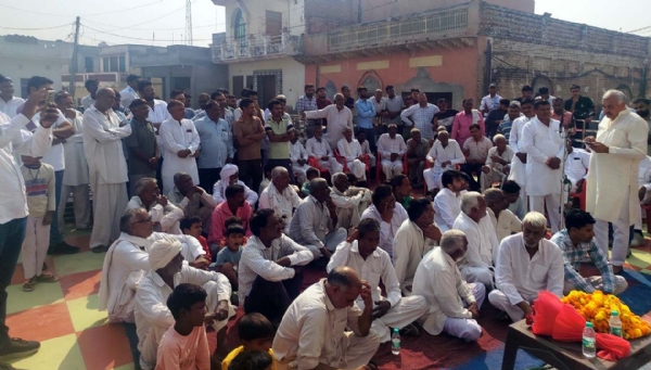 गांव में जनसभा करते विधायक रणधीर पनिहार।