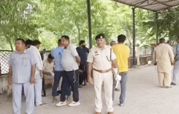 सोनीपत अस्पताल में पोस्टमॉर्टम के दौरान पुलिस अधिकारी व परिजन उपस्थित।