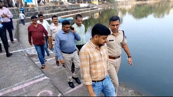 छठ घाट का निरीक्षण करते उपायुक्त, एसएसपी एवं साथ में मौजूद अन्य अधिकारी गण