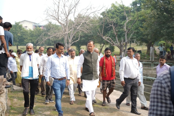 रोहिणी सेक्टर-20 स्थित झील वाला पार्क का बुधवार को  निरीक्षण करते दिल्ली के समाज कल्याण मंत्री रविंद्र इंद्राज सिंह