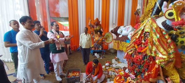 हजारीबाग के पूर्व सांसद डॉ यदुनाथ पांडेय ने टेल्को 22 फिट काली पूजा पंडाल में पूजा अर्चना की