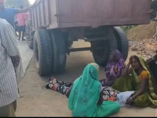 सडक पर शव रखकर प्रर्दशन करते लाेग