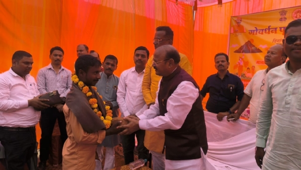 गाैपालक का सम्मान करते  कुटीर एवं ग्रामोद्योग मंत्री दिलीप जायसवाल