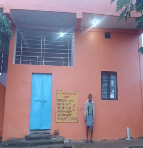 पक्का मकान पाकर खुश हुए मनोज