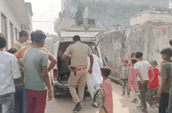 शव को कब्जे में लेती पुलिस