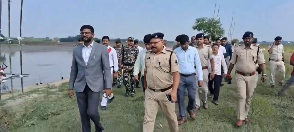 अररिया फोटो:डीएम एसपी घाटों का निरीक्षण करते