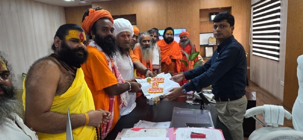 कलेक्टर को ज्ञापन देते साधु संत