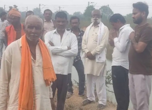 तालाब किनारे परिजन व ग्रामीण