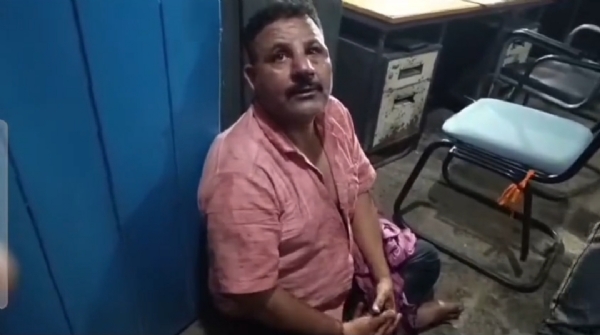 आरोपी के साथ जाती बच्ची और, हंगामा करते लोग,पिटाई के बाद थाना में आरोपी