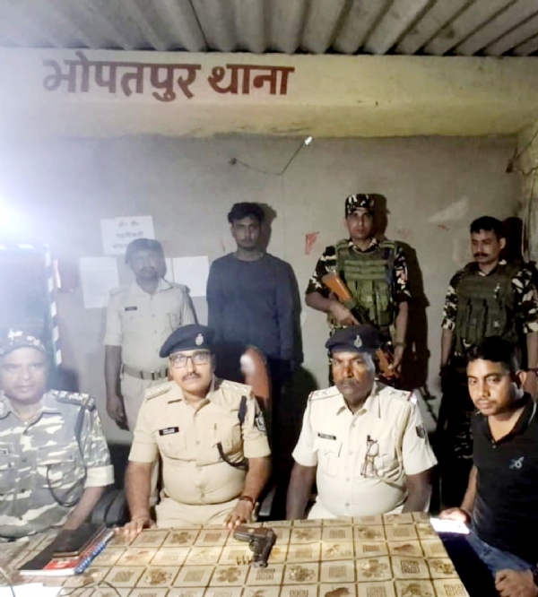 बरामद हथियार व पकड़ा गया युवक पुलिस गिरफ्त में