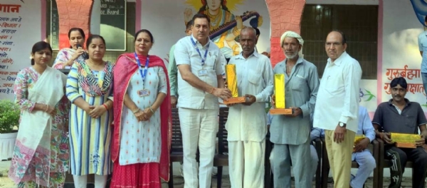 श्रमिकों को सम्मानित करते प्राचार्य राजकुमार श्योराण व स्टाफ सदस्य।