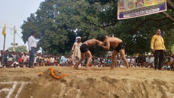 कुस्ती दंगल में दाव आजमाते पहलवान।