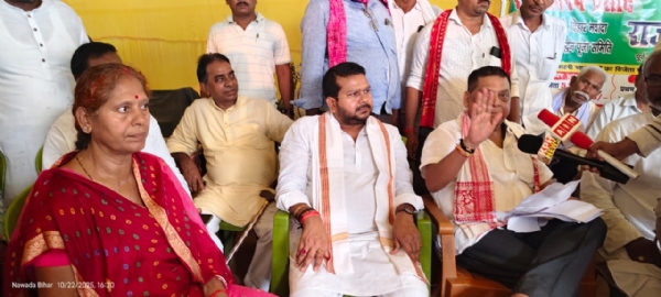 उद्घाटन करते नीरज