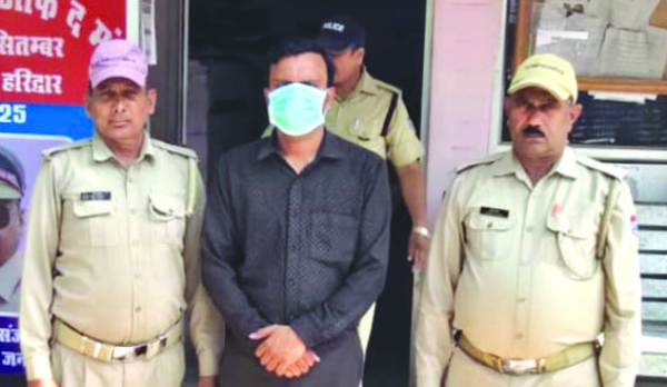 पुलिस गिरफ्त में आरोपित