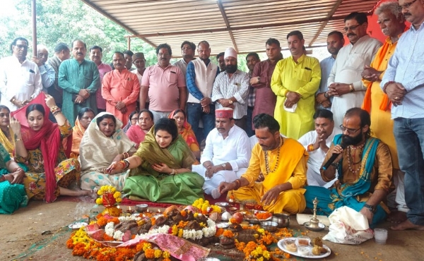 कृष्णा गौर ने श्री महामृत्युंजय गौशाला में की गोवर्धन पूजा