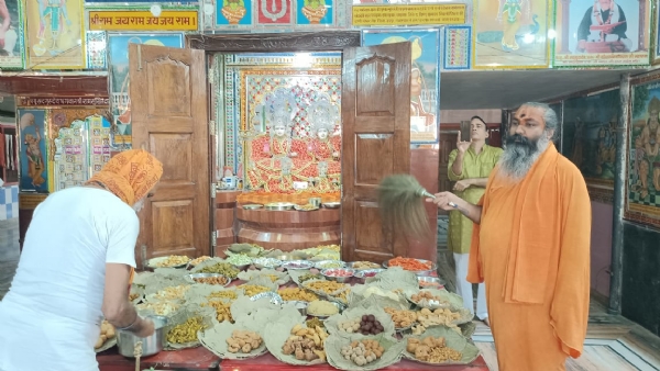 अन्नकूट महाेत्सव पर भगवान काे लगाया गया 56 भोग