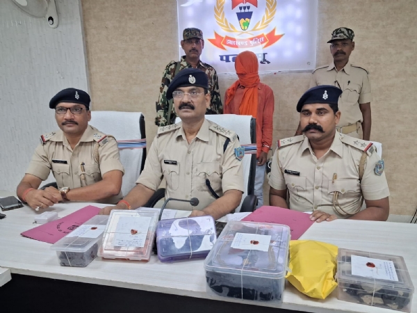 गिरफ्तार आरोपी एवं जानकारी देते सदर एसडीपीओ मणिभूषण प्रसाद